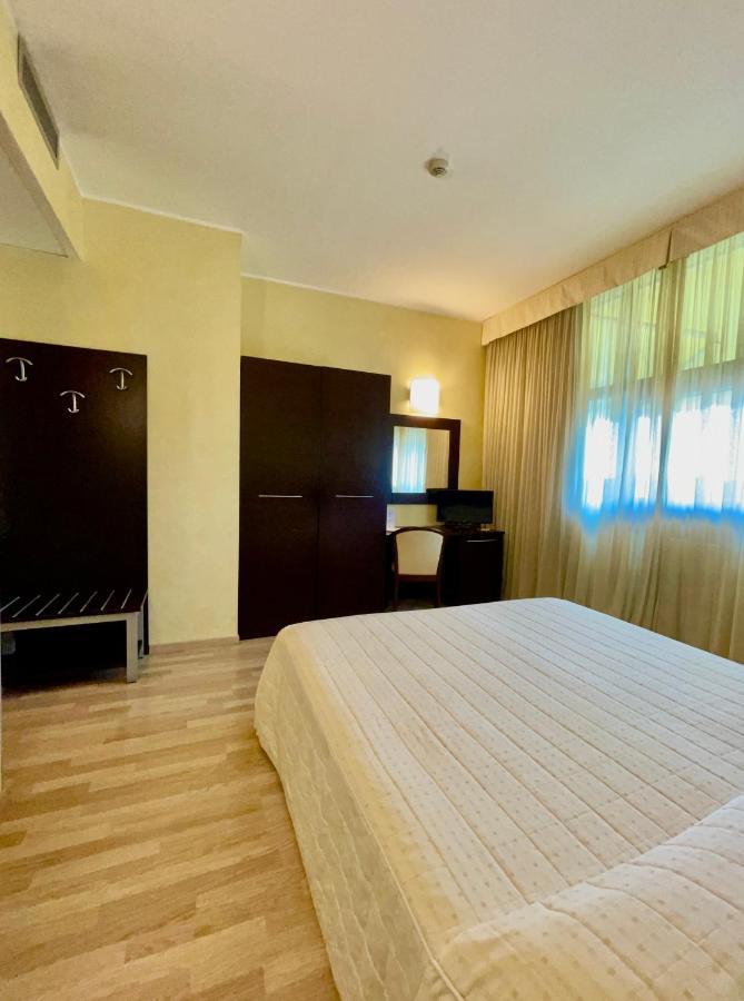 Hotel Visconti Cardano Al Campo Exteriér fotografie