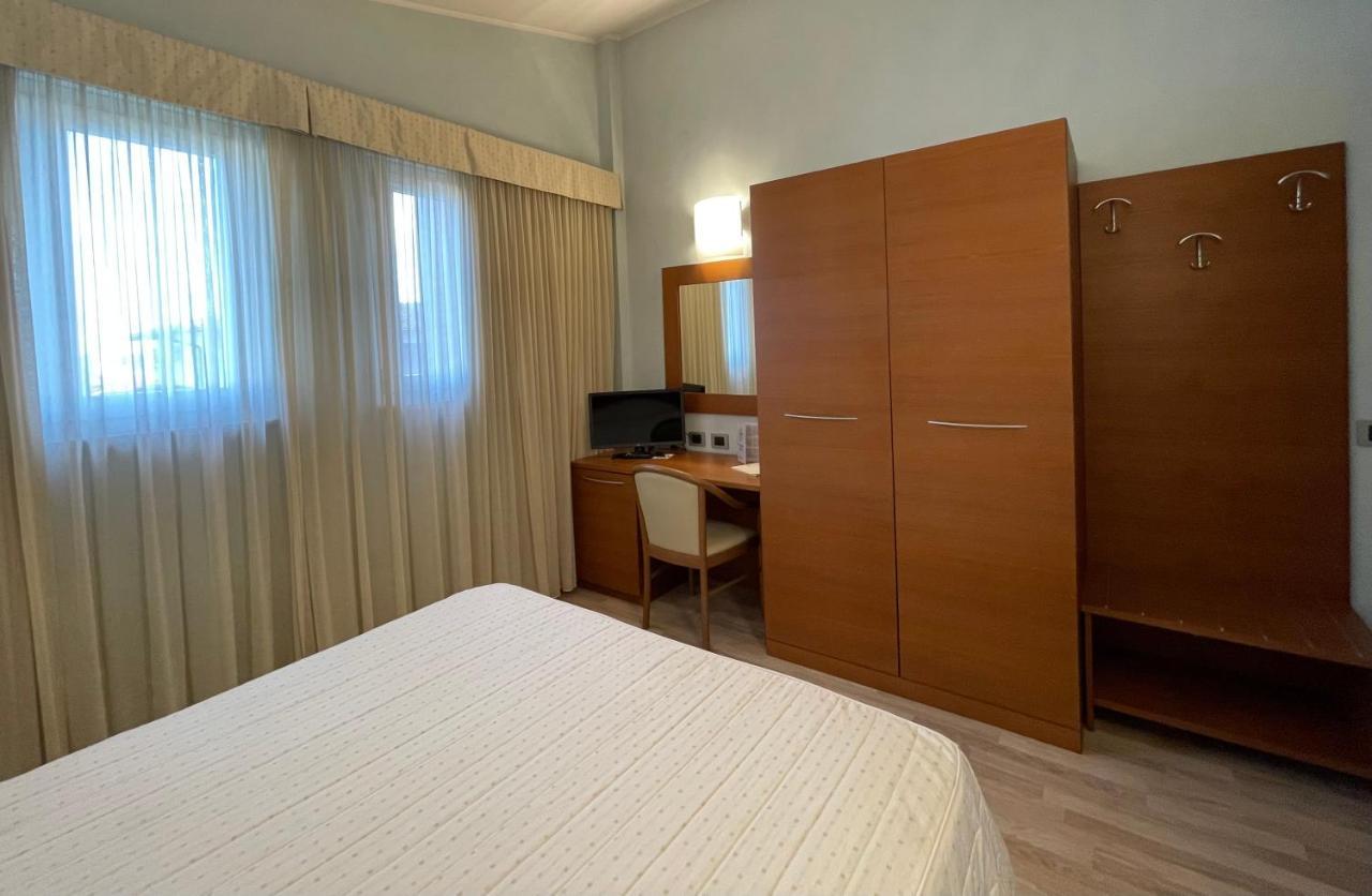 Hotel Visconti Cardano Al Campo Exteriér fotografie