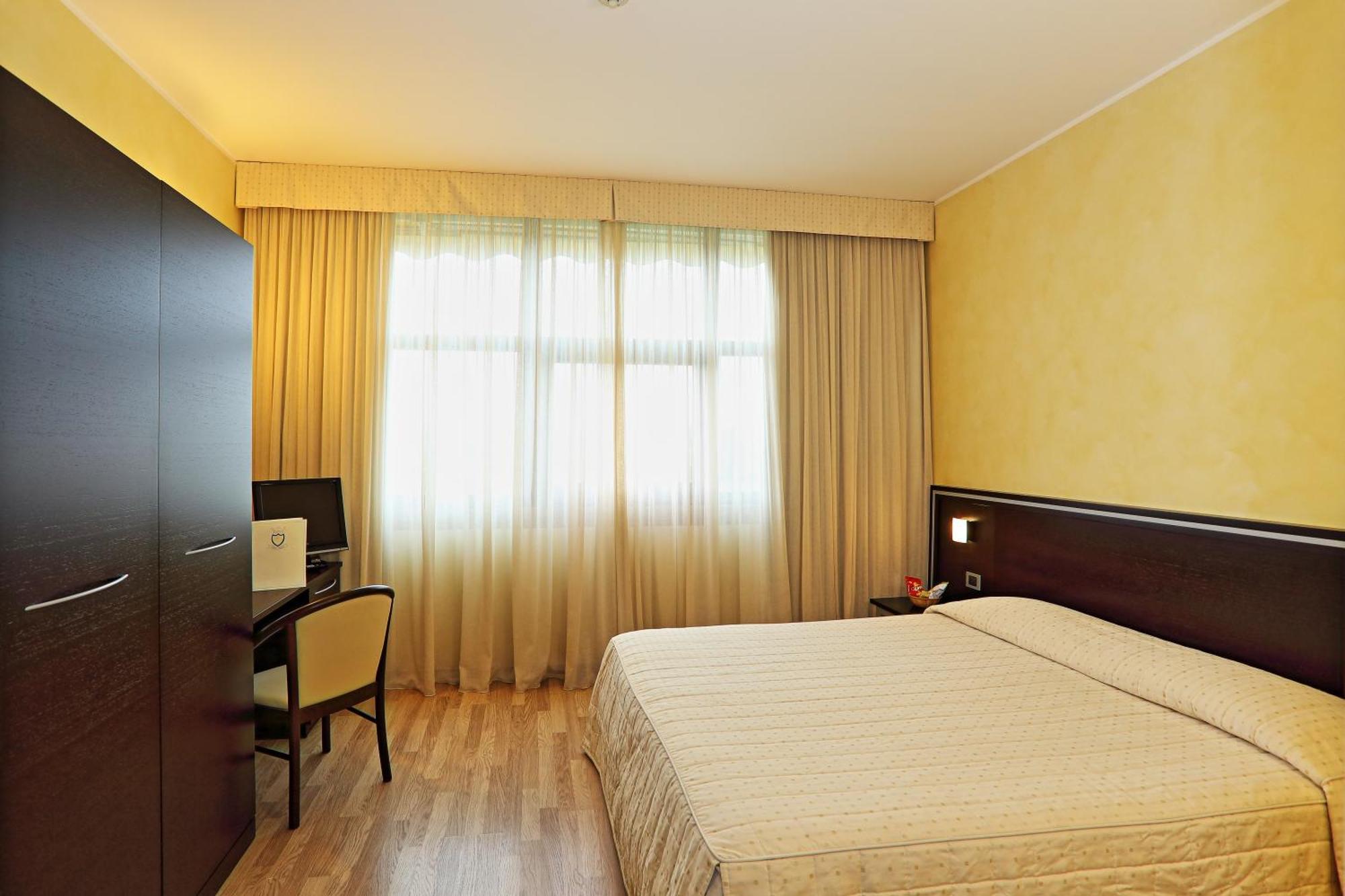 Hotel Visconti Cardano Al Campo Exteriér fotografie
