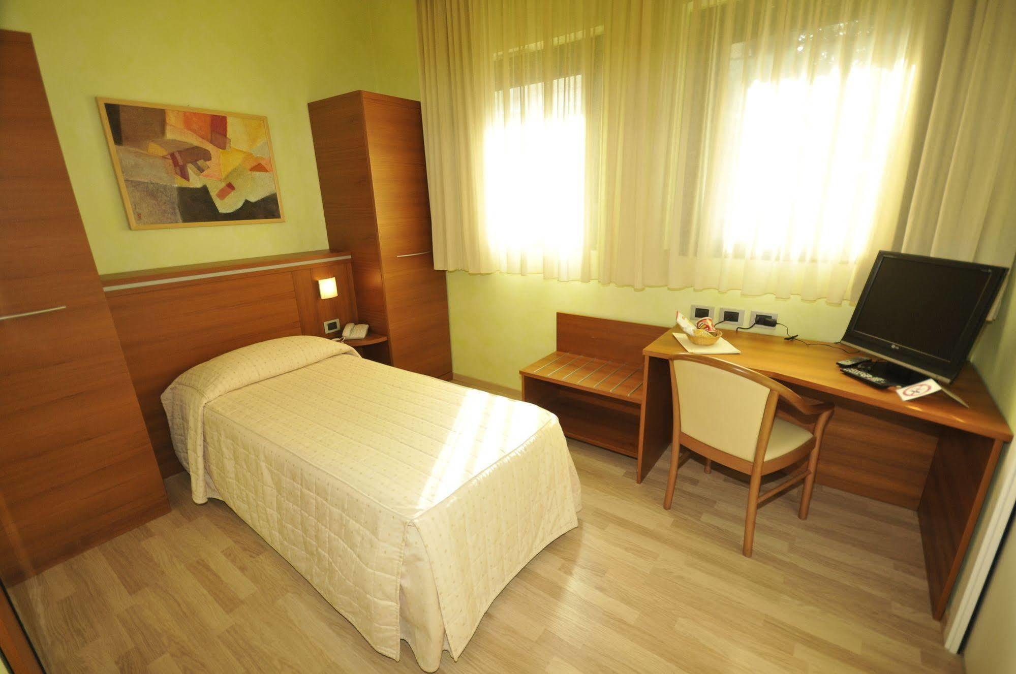 Hotel Visconti Cardano Al Campo Exteriér fotografie